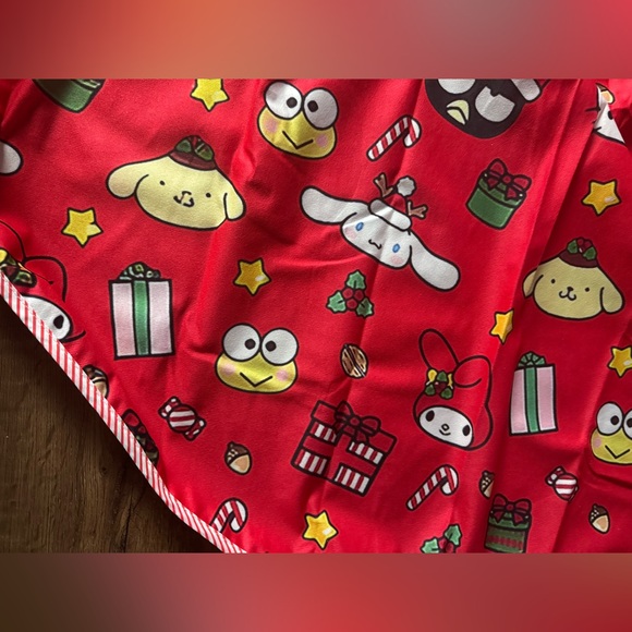 SANRIO-NWT Extra Large Red Character Christmas Tree Skirt - Picture 10 of 15